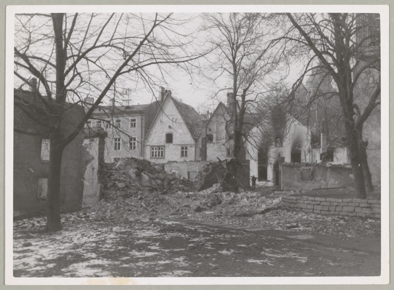 Tallinn peale põlemist 10.03.1944. Niguliste kiriku hoov.