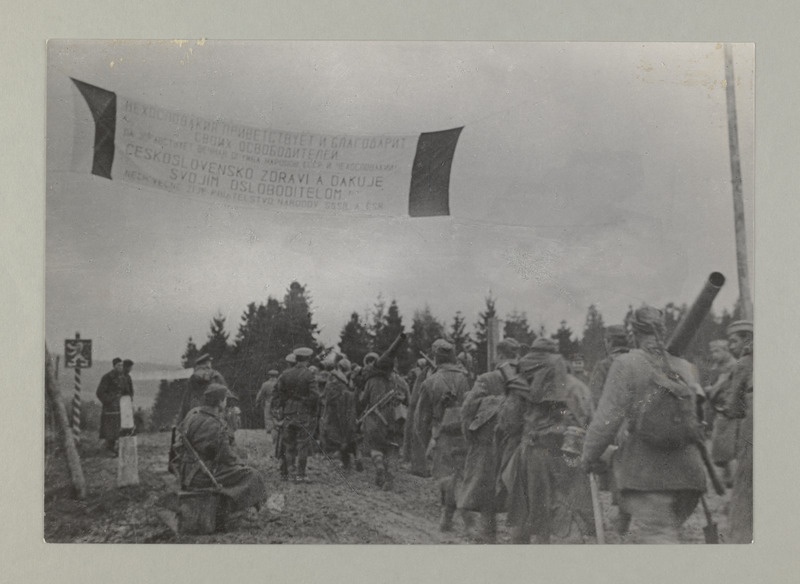 Tšehhoslovakkia vabastamine. Nõukogude ja Tšehhoslovakkia väed lähevad üle Tšehhoslovakkia piiri okt. 1944.a.