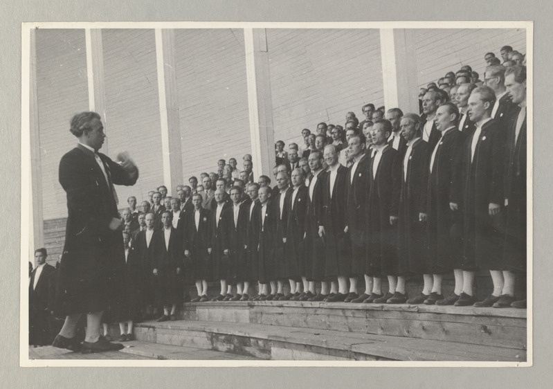 XII üldlaulupidu Tallinnas 27.-29.juunil 1947.a. Ühendatud meeskoorid esinemas.