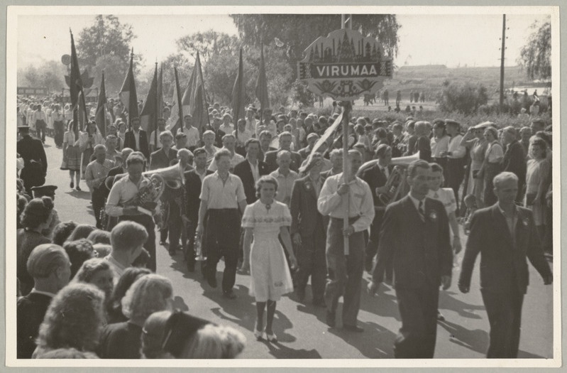XII üldlaulupidu Tallinnas 27.-29.juunil 1947.a. Laulupeo rongkäik. Virumaa.