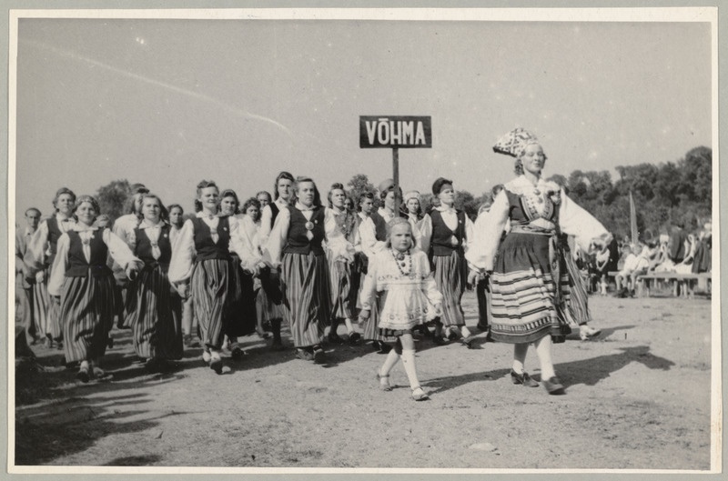 XII üldlaulupidu Tallinnas 27.-29.juunil 1947.a. Laulupeo rongkäik. Viljandimaa  Võhma.