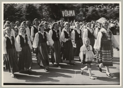 XII üldlaulupidu Tallinnas 27.-29.juunil 1947.a. Laulupeo rongkäik. Viljandimaa Võhma.  similar photo