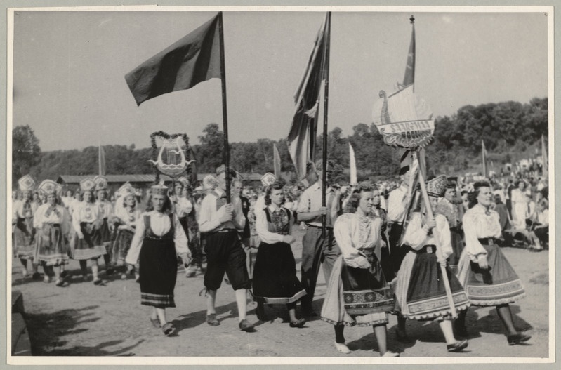 XII üldlaulupidu Tallinnas 27.-29.juunil 1947.a. Laulupeo rongkäik. Saaremaa.