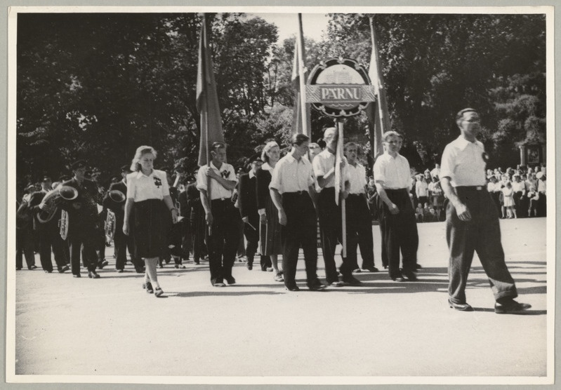 XII üldlaulupeo rongkäik, 28. juuni 1947. Pärnu linna osalejad.