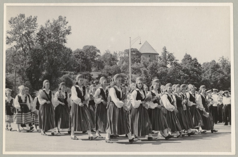 XII üldlaulupeo rongkäik, 28. juuni 1947. Tartu Õpetajate Seminari naiskoor