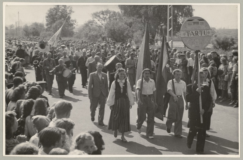 XII üldlaulupeo rongkäik, 28. juuni 1947. Osalejad Tartu linnast.