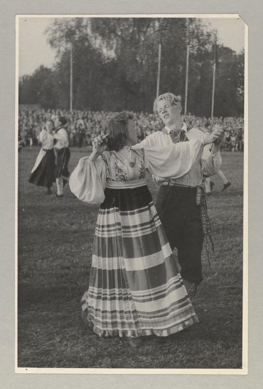 XII üldlaulupidu Tallinnas 27.-29.juunil 1947.a. Rahvakunstiõhtu Kadrioru staadionil.  Rahvatants "Tuljak".