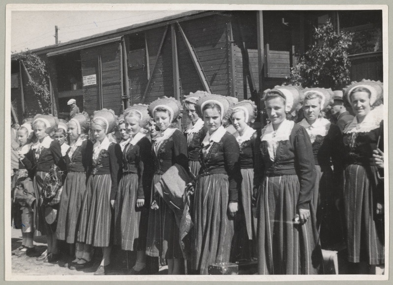 XII üldlaulupidu. Võrumaa Kanepi Erastvere Mittetäieliku Keskkooli lastekoor ootamas majutamiskorraldust Kopli jaamas.