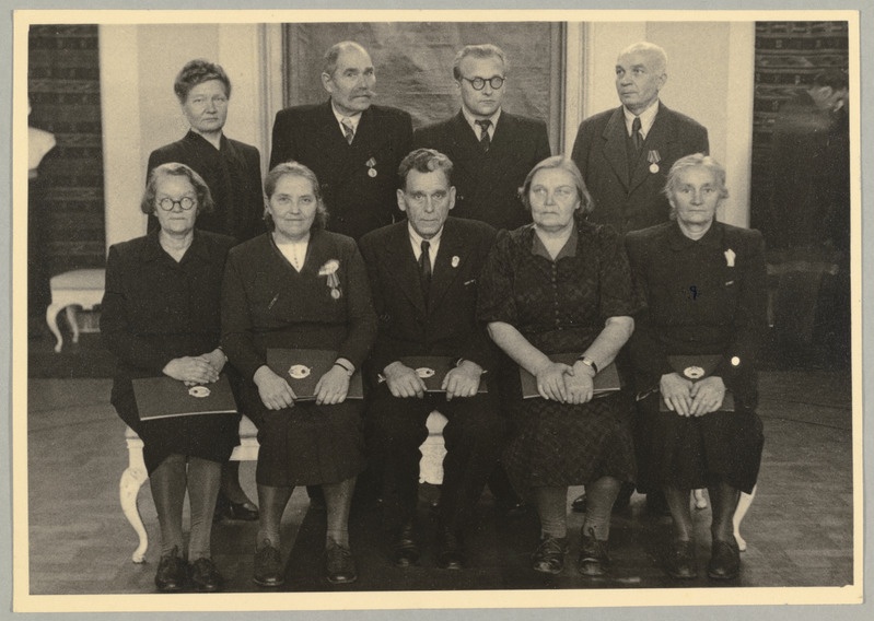 Grupp autasustatud endisi poliitvange.