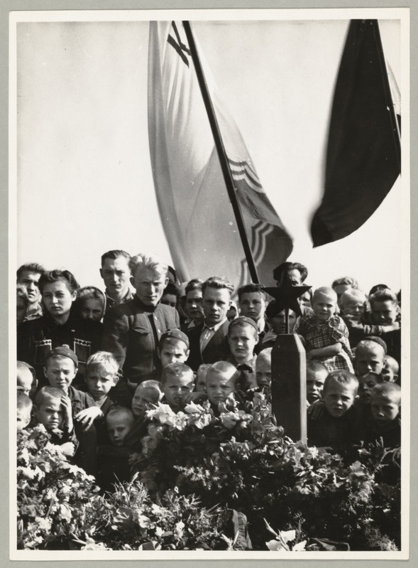 Leinamiitingust osavõtjad haual.