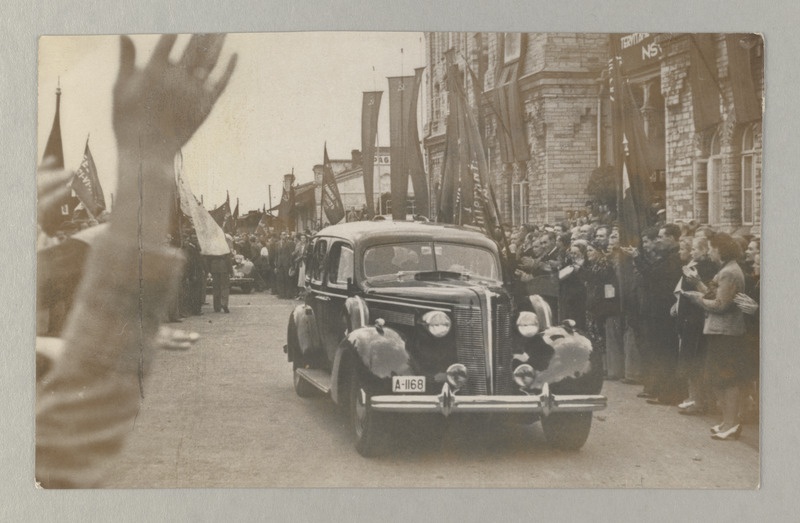 Sõiduauto Balti jaama esisel.