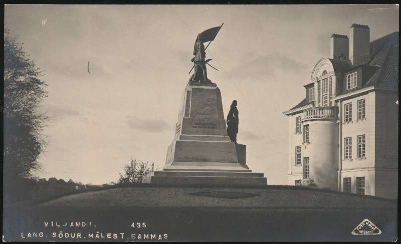 fotopostkaart, Viljandi, Eesti Vabadussõjas langenute Viljandi mälestussammas, Eesti Panga Viljandi osakonna hoone, 1929, foto J. Riet (Wiljandi)