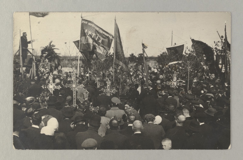 Juhan Jolleri matused Rahumäel 07.05.1917.a.(lipud matusel).