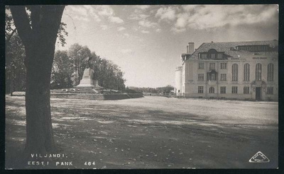 fotopostkaart, Viljandi, Eesti Panga Viljandi osakonna hoone ja Eesti Vabadussõjas langenute mälestussammas, u 1929, foto J. Riet  duplicate photo