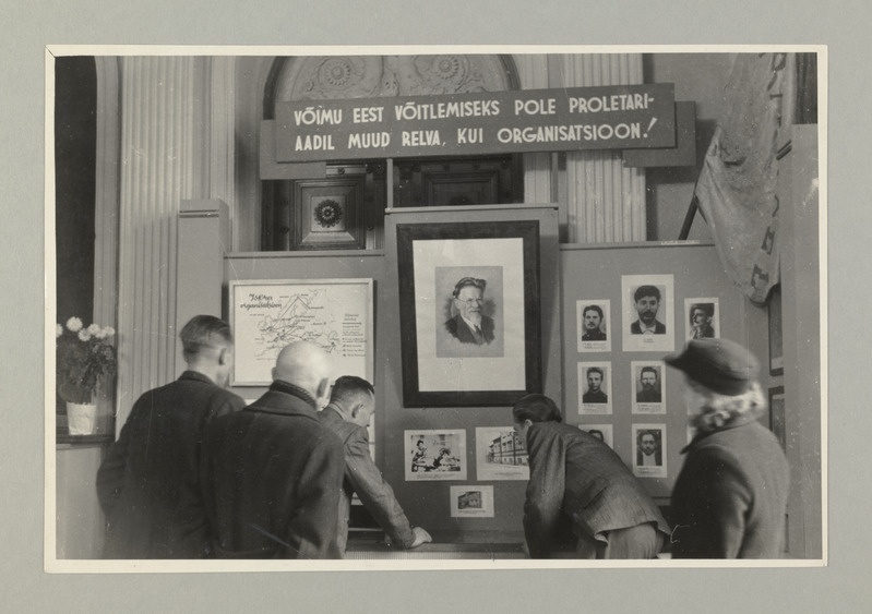 Vabariiklik Ajaloomuuseum Tallinnas. Näitusel "Revolutsiooniline võitlus Eestis", on laialdaselt valgustatud M.I.Kalinini viibimist Tallinnas a.a. 1901 ja 1903. Pildil nurgakene stendist, mis pühendatud M.I.Kalininile.