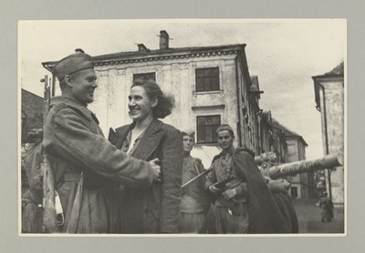 Eesti korpuse võitleja kohtus vabastatud Tallinna tänaval oma naisega.  duplicate photo