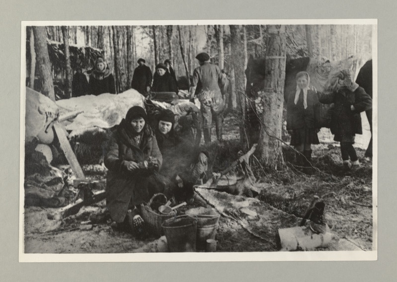 Narva rajoon 1944.a. Grupp vabastatud nõukogude kodanikke ühes metsalaagris.