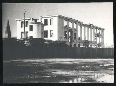 fotopostkaart, Viljandi, endine Eesti Panga Viljandi osakonna hoone varemetes, Pauluse kiriku torn, 1957, foto E. Veliste  duplicate photo