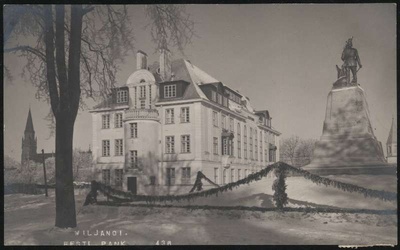 fotopostkaart, Viljandi, Vabaduse plats, Eesti Panga Viljandi osakonna hoone ja Eesti Vabadussõjas langenute mälestussammas, Pauluse kiriku torn, vene kiriku torn, talv, veebruar 1928, foto J. Riet  duplicate photo