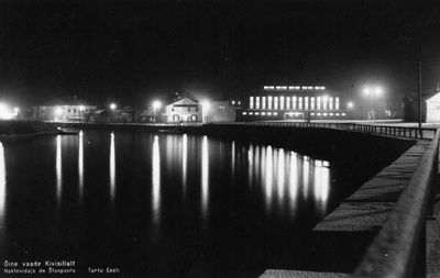 Öine vaade Kivisillalt: Emajõe paremkallas. Taga turuhoone, võõrastemaja Central.  duplicate photo