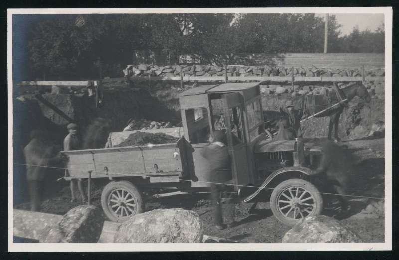 fotopostkaart, Viljandi, Vabaduse plats, Eesti Panga Viljandi osakonna hoone, ehitus, veoauto Ford koormaga, 1926, foto J. Rist