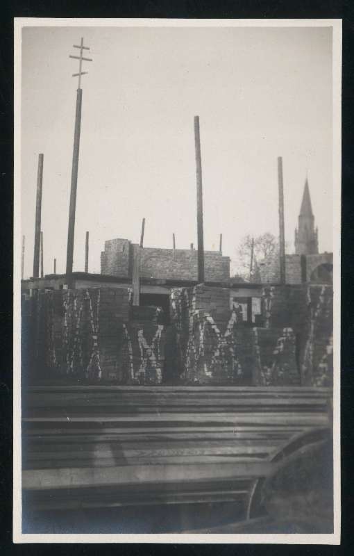 fotopostkaart, Viljandi, Eesti Panga Viljandi osakonna hoone ehitus, poolik telliskivimüür, Pauluse kiriku torn, 1926, foto J. Rist