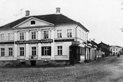 Hotell "London", Promenaadi t puumajad. Hotellihoonel  reklaamsildid: Colonial, Wein-Handlung v. P. N. Besnosow;   ( venekeelsena) Gorod  London; nurgaukse kohal silt: Marjawiina ja Würtsikaubad. P. N. Besnosow. Tartu, ca 1910.  duplicate photo