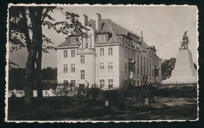 fotopostkaart, Viljandi, Eesti Panga Viljandi osakonna hoone, Eesti Vabadussõjas langenute mälestussammas, u 1935  duplicate photo