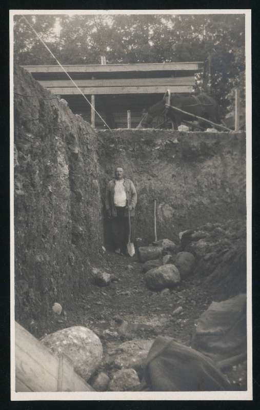 fotopostkaart, Viljandi, Eesti Panga Viljandi osakonna hoone, vundamendi rajamine, mees labidaga, hobune, 1926, foto J. Rist