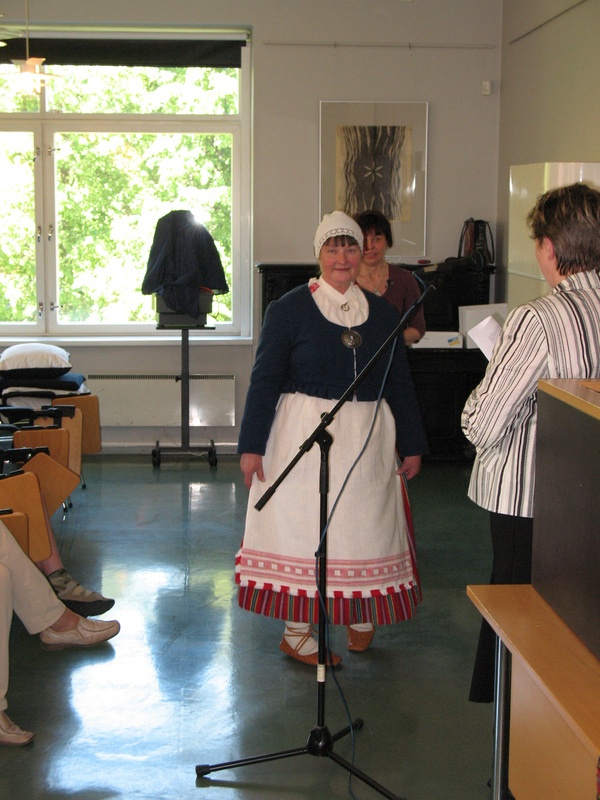 Rahvarõivakooli lõpetaja Saima Ziugov Räpina naisekostüümis.