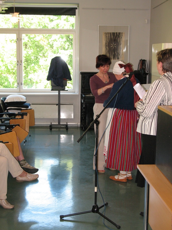 Rahvarõivakooli lõpetaja Saima Ziugov Räpina naisekostüümis.