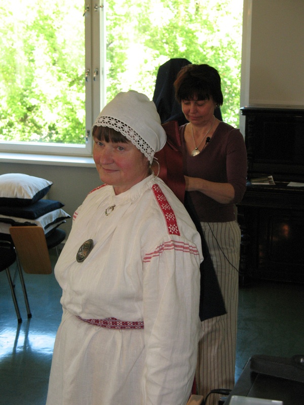 Rahvarõivakooli lõpetaja Saima Ziugov Räpina naisekostüümis.