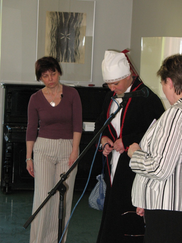 Rahvarõivakooli lõpetaja Janne Vaabla Laiuse pikk-kuuega naisekostüümis.