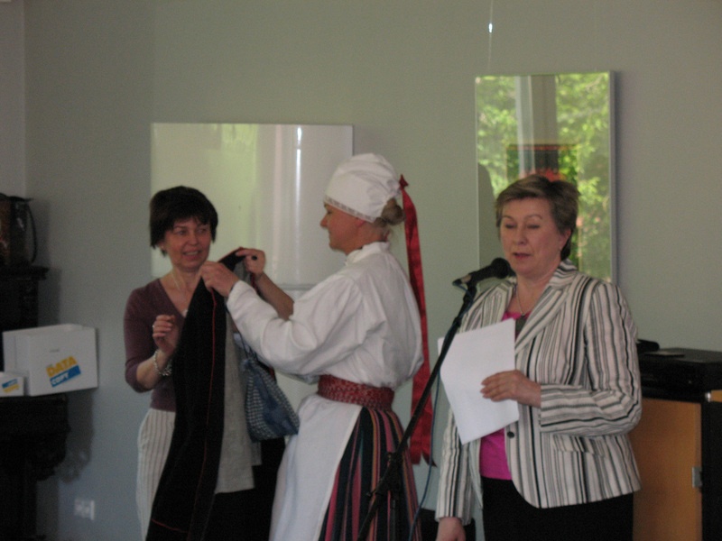 Rahvarõivakooli lõpetaja Janne Vaabla demonstreerib Laiuse naisekostüümi.