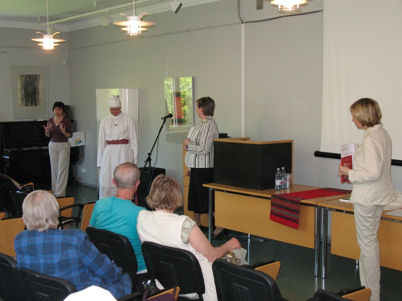 Rahvarõivakooli lõpetaja Janne Vaabla demonstreerib Laiuse naisekostüümi.