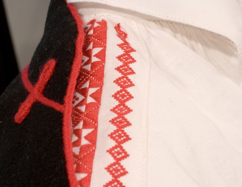 Detail Räpina pikk-kuue kraest ja särgi tikandist.