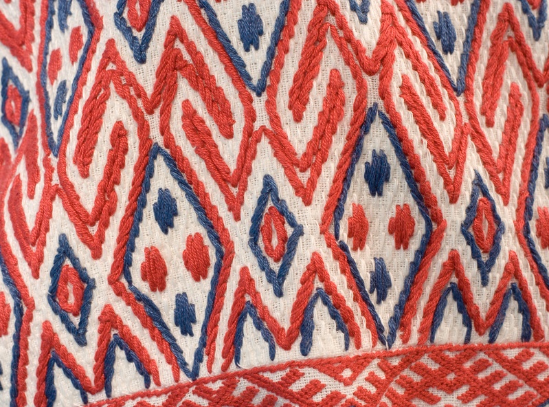 Detail Iisaku kihelkonna poluverniku naise särgi  varruka tikandist.