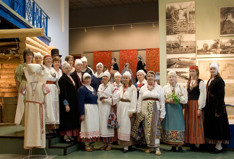 Grupp inimesi Lõuna- Eesti rahvarõivastes.