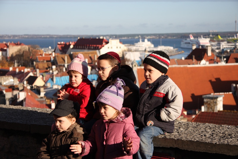 Juudi lapsed Tallinna taustal Toompea vaateplatvormil