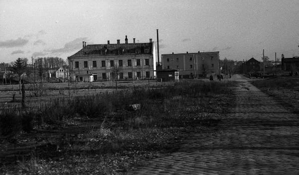 Park endise Raatuse t kohal. Taga Narva mnt 23 hoone. Tartu, 1957-1959. Foto Aleksander Maastik.