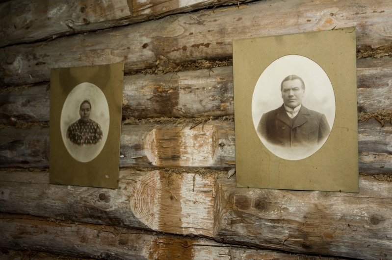 Mehe ja naise portree kambri seinal Paduvere talumuuseumi rehielamus