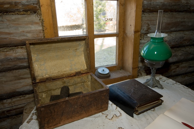 Laud kambri akna juures Paduvere talumuuseumi rehielamus