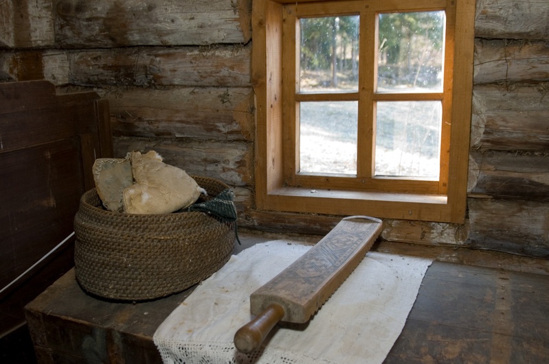 Vaalikurikas ja korv kirstu peal Paduvere talumuuseumi rehielamu kambris