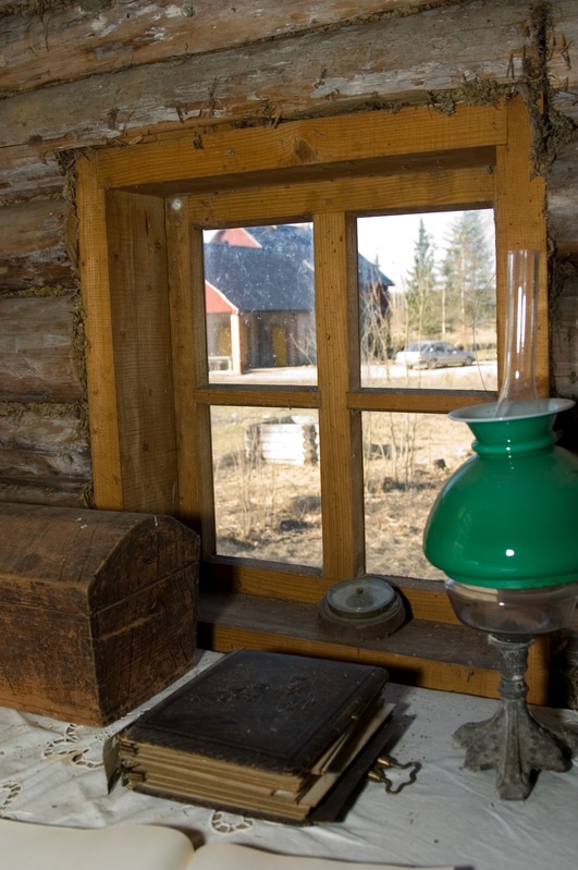 Album laual kambri akna juures Paduvere talumuuseumi rehielamus