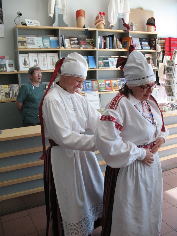 Janne Vaabla (Laiuse kostüüm) aitab Merle Ilmal (Kanepi kostüüm) vööd siduda.