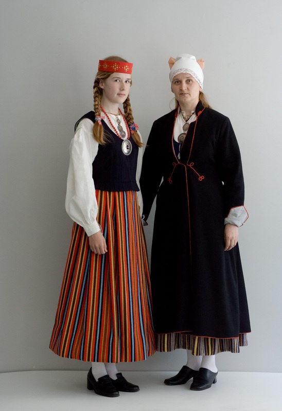 Kodavere naise ja Äksi neiu rahvarõivakostüümid.