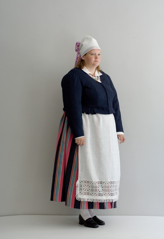 Laiuse naise kampsuniga kostüüm, külgvaates.