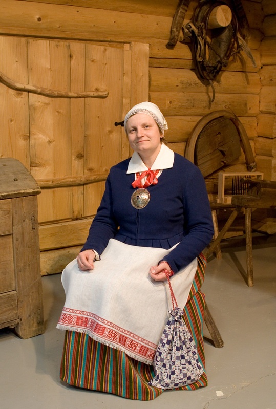 Nõo naise rahvarõivakostüüm.