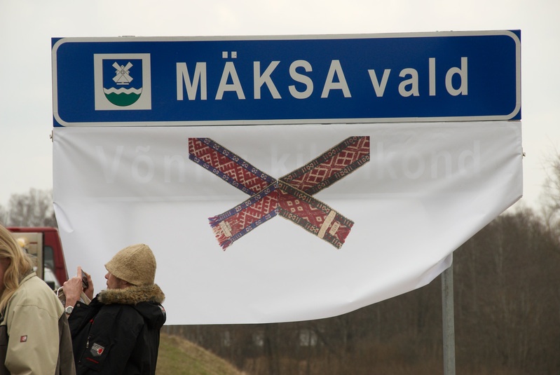 Mäksa valla ja Võnnu kihelkonna silt, enne avamist