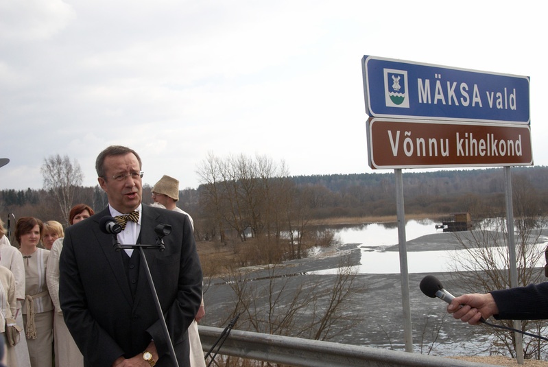 President Toomas-Hendrik Ilves ja Võnnu kihelkonna silt